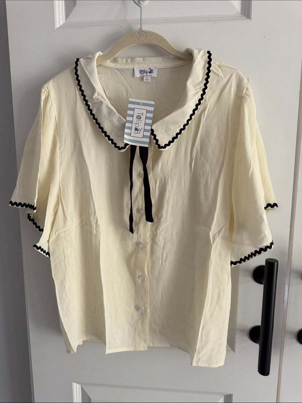 Cream Short-Sleeve Peter Pan collar Button Front Blouse with Black Trim large - Picture 1 of 6